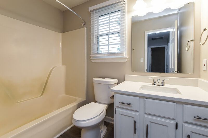 2,105/Mo, 925 Fairlong Rd Wake Forest, NC 27587 Bathroom View
