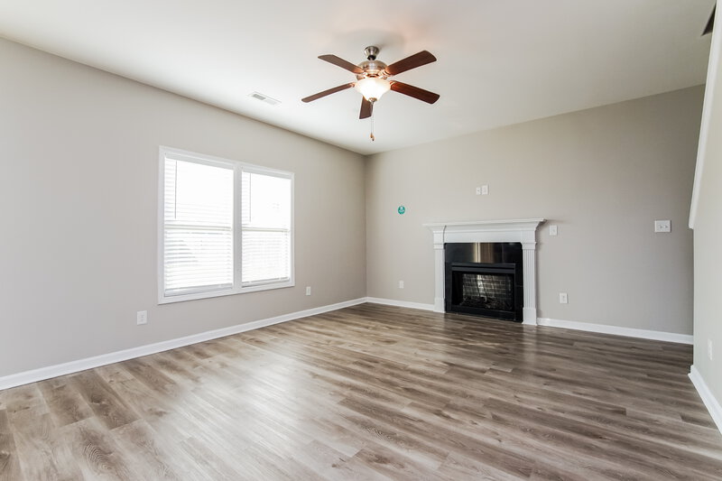 2,230/Mo, 255 Darecrest Ln Wendell, NC 27591 Living Room View 2