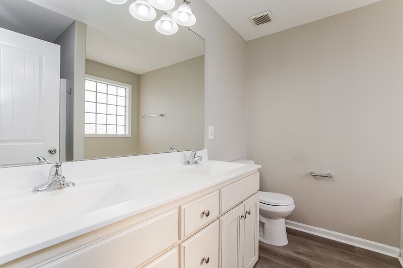 2,230/Mo, 255 Darecrest Ln Wendell, NC 27591 Main Bathroom View