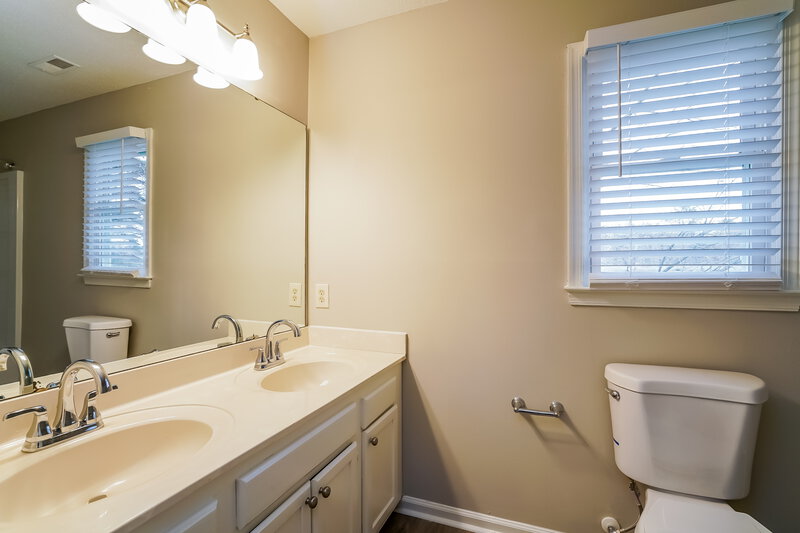 2,770/Mo, 4512 Ashmont Ct Raleigh, NC 27616 Main Bathroom View