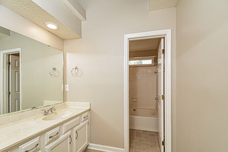 2,095/Mo, 3416 Scotch Dr Raleigh, NC 27616 Main Bathroom View
