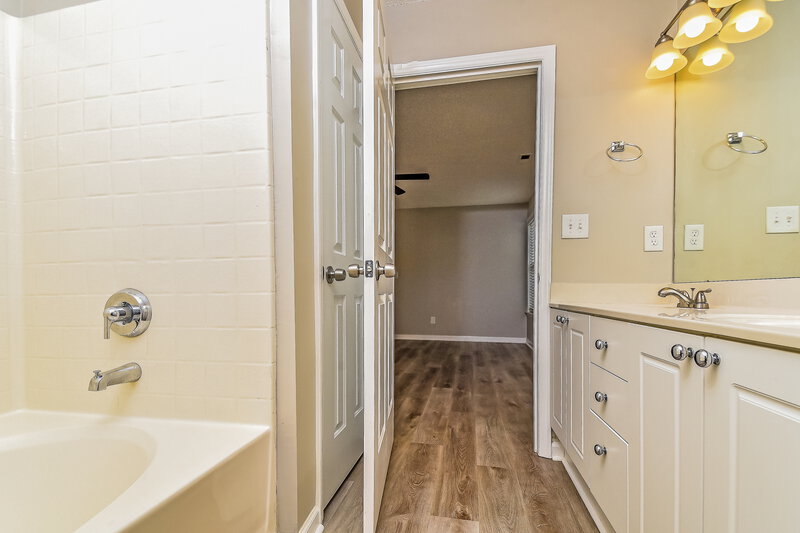 2,110/Mo, 2143 Castle Pines Dr Raleigh, NC 27604 Main Bathroom View 2
