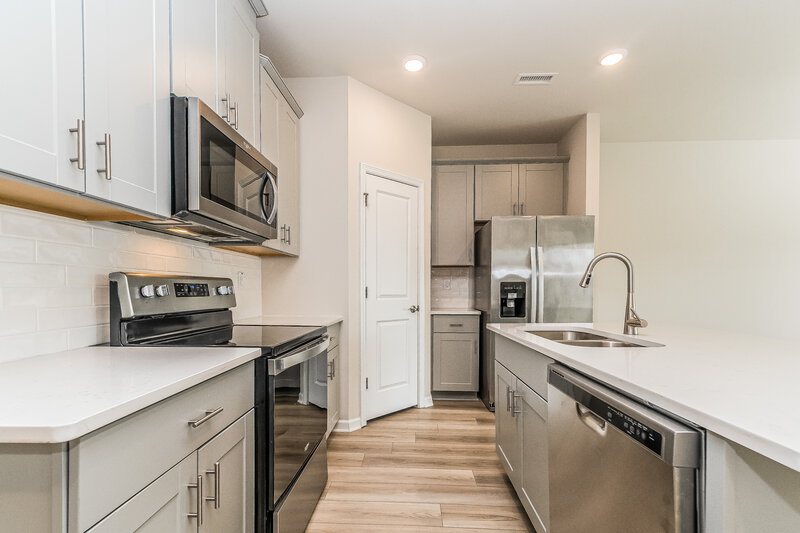 1,615/Mo, 206 Brook Farm Ln Fuquay Varina, NC 27526 Kitchen View