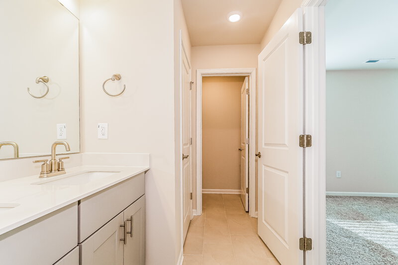 1,615/Mo, 206 Brook Farm Ln Fuquay Varina, NC 27526 Main Bathroom View 2