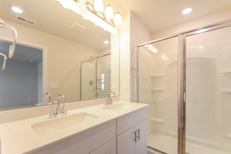 2,015/Mo, 217 Brook Farm Ln Fuquay Varina, NC 27526 Main Bathroom View