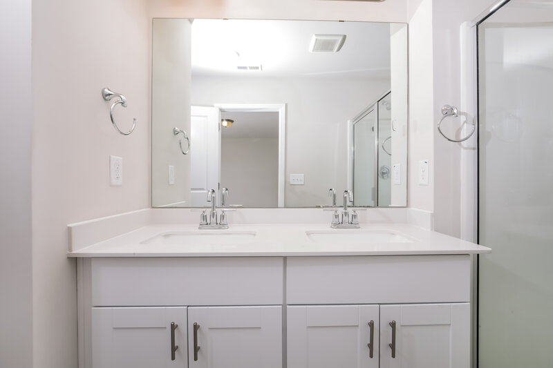 1,800/Mo, 217 Brook Farm Ln Fuquay Varina, NC 27526 Main Bathroom View