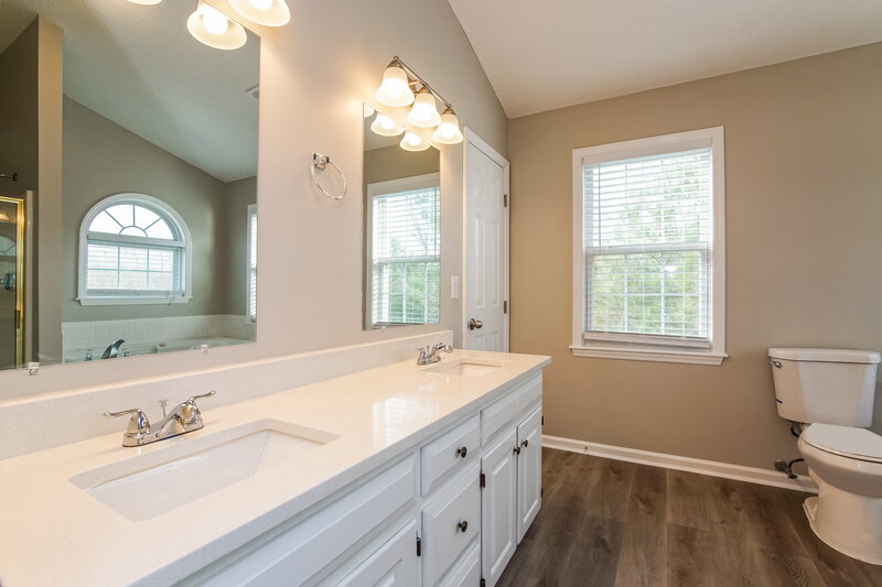 2,080/Mo, 6820 Coventry Ridge Rd Raleigh, NC 27616 Main Bathroom View