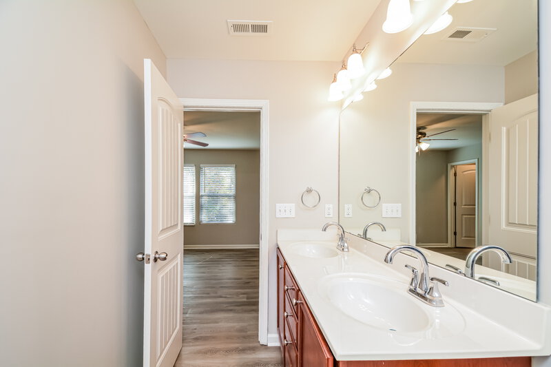 1,935/Mo, 2203 Sunny Cove Dr Raleigh, NC 27610 Main Bathroom View