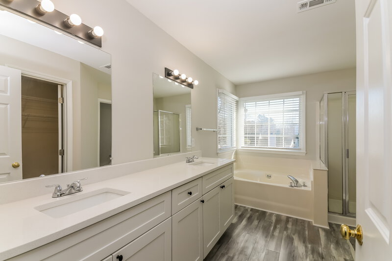 2,280/Mo, 1000 Angel Oaks Ct Raleigh, NC 27610 Main Bathroom View