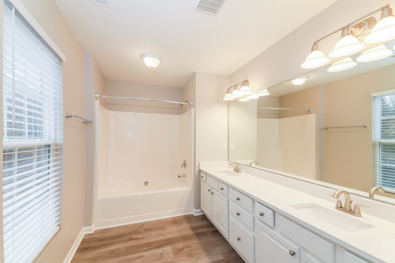 2,125/Mo, 5150 Wetlands Dr Raleigh, NC 27610 Main Bathroom View