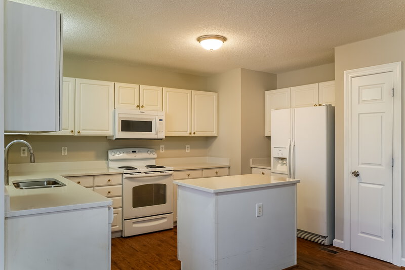 1,895/Mo, 602 Coventry Dr Zebulon, NC 27597 Kitchen View 2