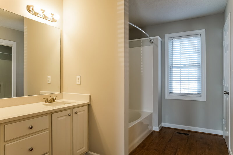 1,895/Mo, 602 Coventry Dr Zebulon, NC 27597 Main Bathroom View