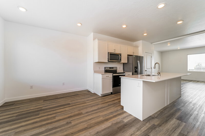 0/Mo, 1247 W 100 S Pleasant Grove, UT 84062 Kitchen View