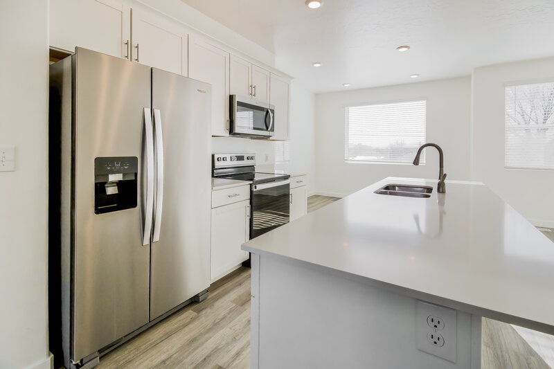 2,300/Mo, 1237 W 100 S Pleasant Grove, UT 84062 Kitchen View