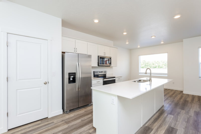 0/Mo, 1088 West 90 South Pleasant Grove, UT 84062 Kitchen View