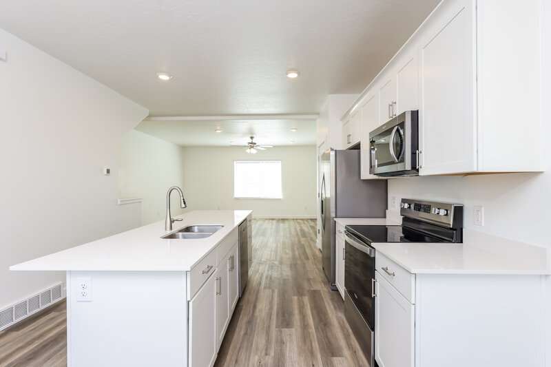 0/Mo, 1088 West 90 South Pleasant Grove, UT 84062 Kitchen View 2