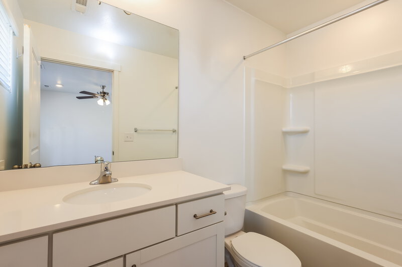 0/Mo, 1088 West 90 South Pleasant Grove, UT 84062 Main Bathroom View