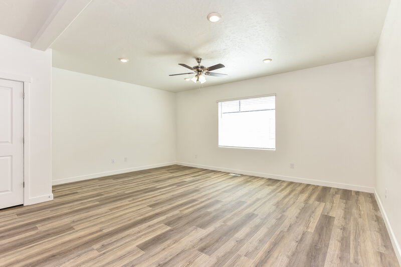 0/Mo, 1094 West 90 South Pleasant Grove, UT 84062 Living Room View 3