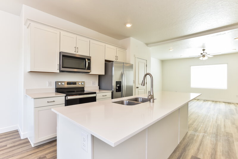 0/Mo, 1094 West 90 South Pleasant Grove, UT 84062 Kitchen View 2