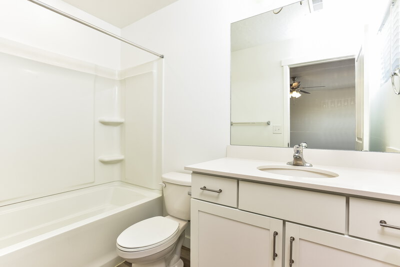 0/Mo, 1094 West 90 South Pleasant Grove, UT 84062 Bathroom View 2