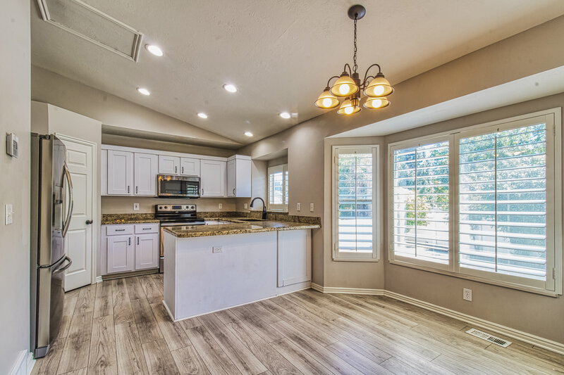 3,085/Mo, 8457 S 935 E Sandy, UT 84094 Dining Room View