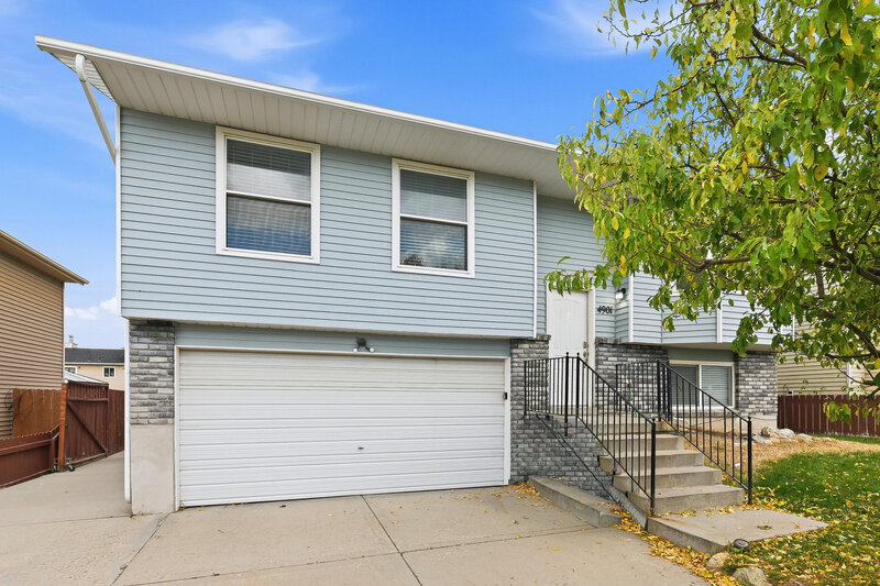 2,450/Mo, 4901 Banquet Ave West Jordan, UT 84081 Front View