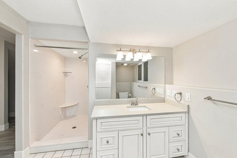 2,450/Mo, 4901 Banquet Ave West Jordan, UT 84081 Primary Bathroom View