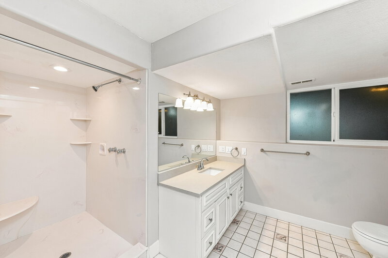 2,450/Mo, 4901 Banquet Ave West Jordan, UT 84081 Primary Bathroom View 2
