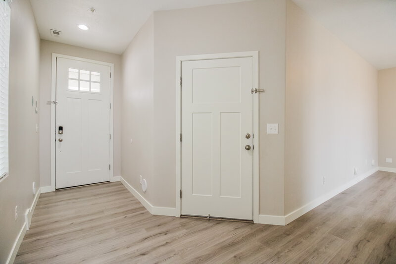 2,525/Mo, 850 W Shelton Way Unit 174 Midvale, UT 84047 Foyer View