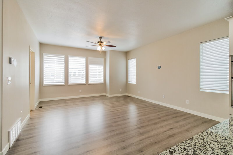 2,525/Mo, 850 W Shelton Way Unit 174 Midvale, UT 84047 Living Room View