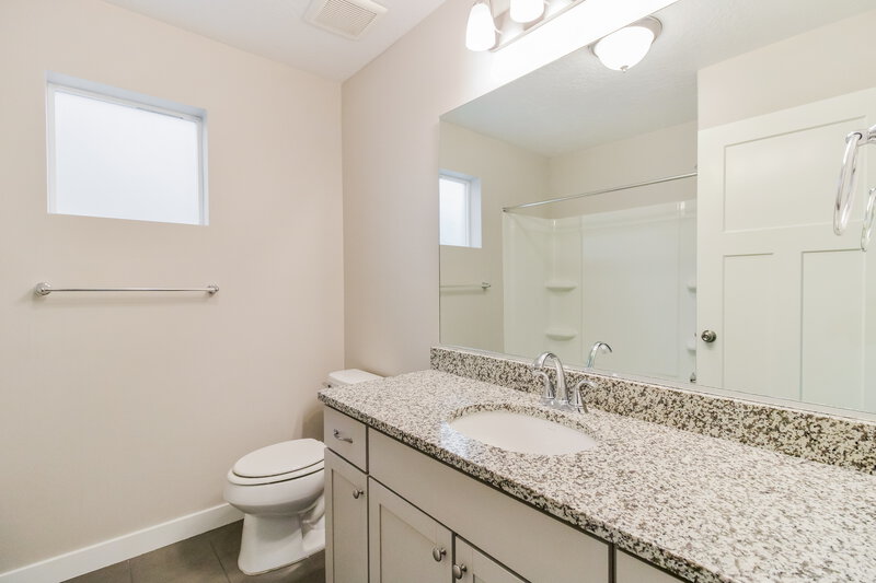 2,525/Mo, 850 W Shelton Way Unit 174 Midvale, UT 84047 Main Bathroom View