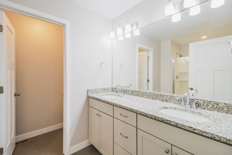 2,525/Mo, 850 W Shelton Way Unit 174 Midvale, UT 84047 Bathroom View