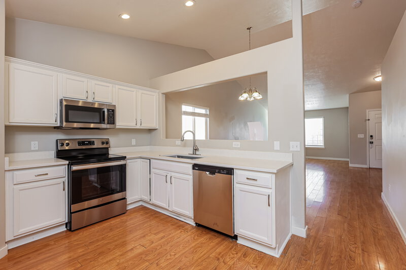 2,865/Mo, 8558 Maul Oak Dr West Jordan, UT 84081 Kitchen View 2
