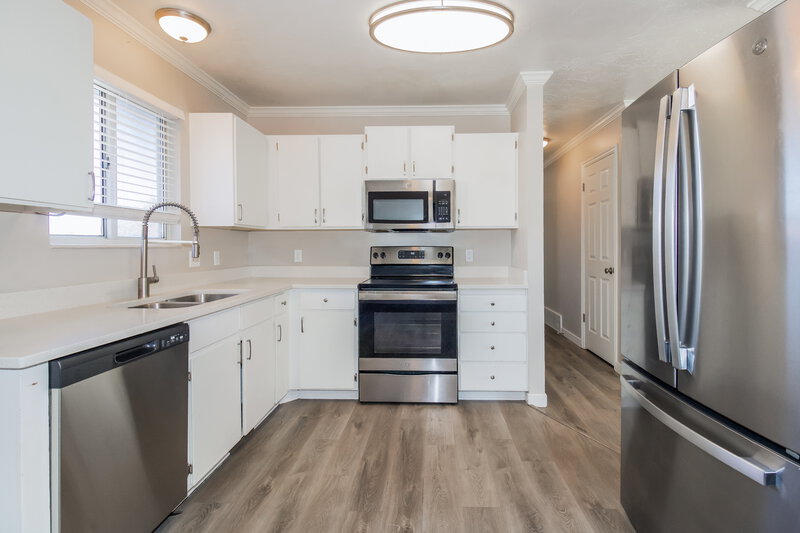 2,240/Mo, 5496 W 6600 S West Jordan, UT 84081 Kitchen View