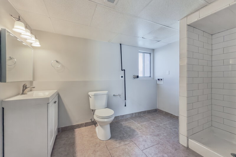 2,240/Mo, 5496 W 6600 S West Jordan, UT 84081 Bathroom View 2