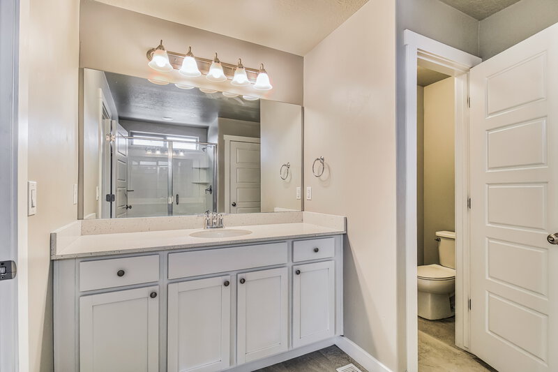 2,250/Mo, 1083 W Osprey Dr Stansbury Park, UT 84074 Main Bathroom View