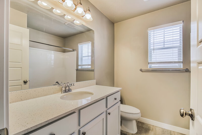 2,250/Mo, 1083 W Osprey Dr Stansbury Park, UT 84074 Bathroom View