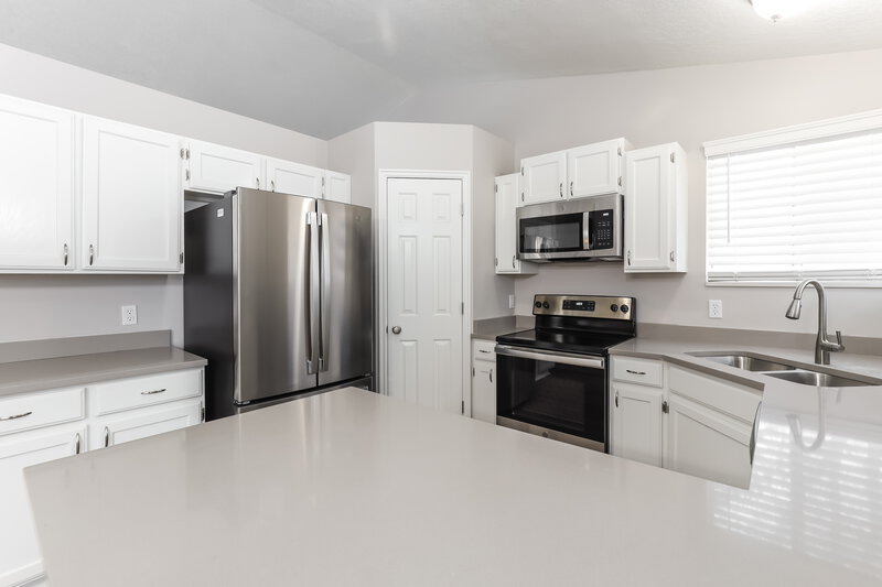 3,115/Mo, 3711 W Spring Water Dr West Valley City, UT 84120 Kitchen View 2