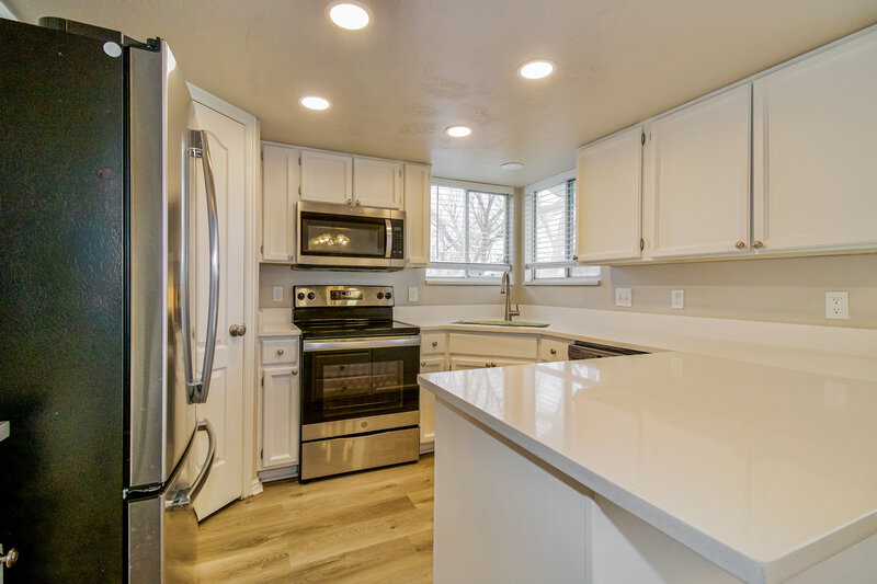 2,475/Mo, 6957 S Diamondleaf Way West Jordan, UT 84081 Kitchen View 2