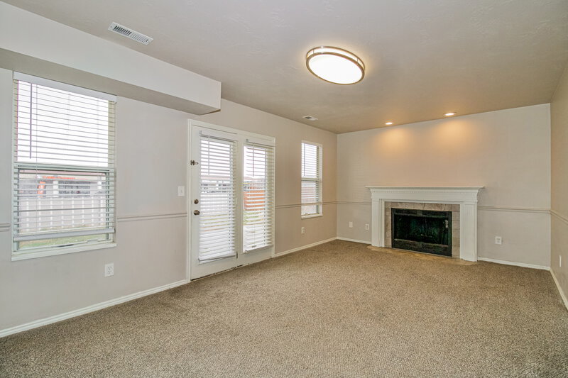 2,475/Mo, 6957 S Diamondleaf Way West Jordan, UT 84081 Family Room View