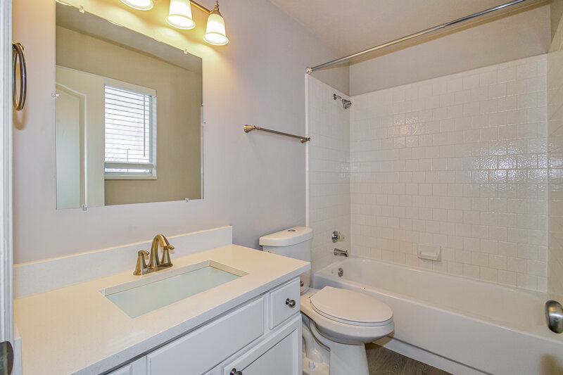 2,475/Mo, 6957 S Diamondleaf Way West Jordan, UT 84081 Main Bathroom View
