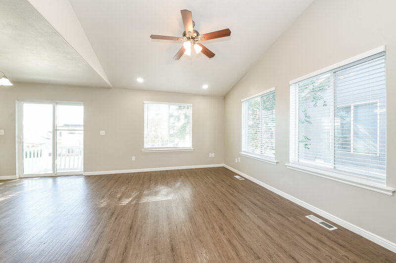 2,435/Mo, 3423 S Melanie Cove Magna, UT 84044 Living Room View 3