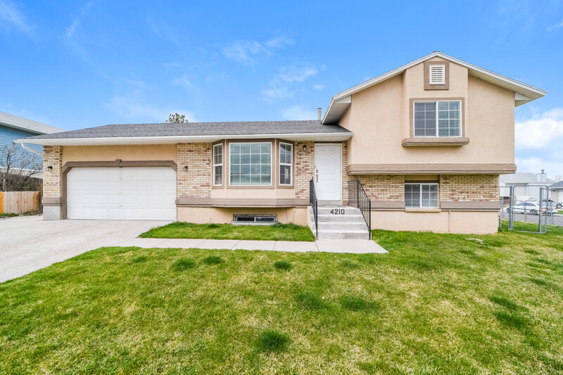 2,630/Mo, 4210 S 6530 W West Valley City, UT 84128 External View