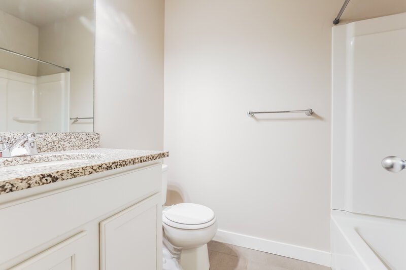 2,485/Mo, 12561 S Kimber Ln Unit 28 Riverton, UT 84065 Main Bathroom View