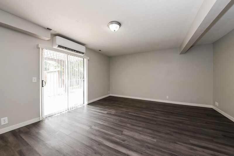 0/Mo, 5902 South Woodview Dr Salt Lake City, UT 84118 Family Room View 2