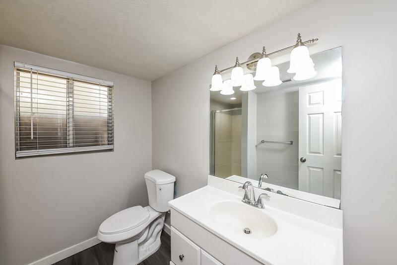 0/Mo, 5902 South Woodview Dr Salt Lake City, UT 84118 Main Bathroom View