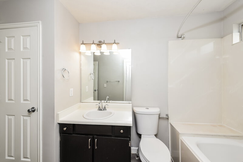 0/Mo, 5902 South Woodview Dr Salt Lake City, UT 84118 Bathroom View
