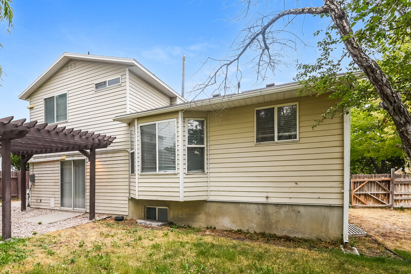 0/Mo, 5902 South Woodview Dr Salt Lake City, UT 84118 Rear View