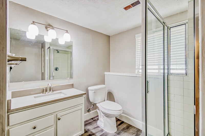 2,565/Mo, 6144 W Rishel Cir West Valley City, UT 84128 Main Bathroom View
