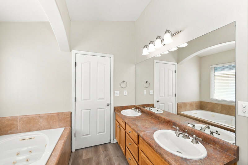 3,165/Mo, 12682 S Diamondback Dr Riverton, UT 84096 Primary Bathroom View